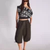 Kurzärmeliges T-Shirt mit asymmetrischem Print Kurzärmeliges T-Shirt mit asymmetrischem Print