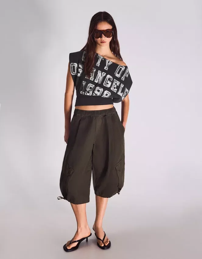 Kurzärmeliges T-Shirt mit asymmetrischem Print Kurzärmeliges T-Shirt mit asymmetrischem Print