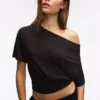 Kurzärmeliges T-Shirt mit asymmetrischem Schnitt – T-Shirts – Damen