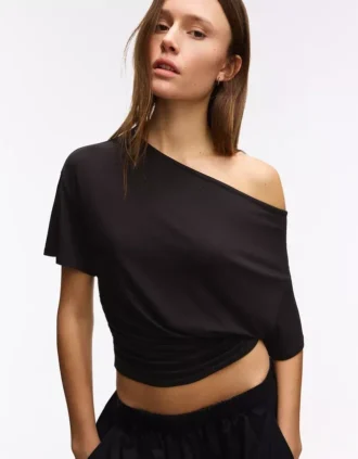 Kurzärmeliges T-Shirt mit asymmetrischem Schnitt – T-Shirts – Damen