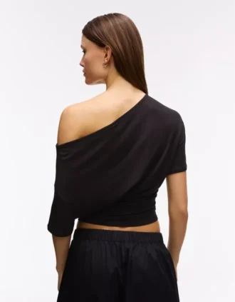 Kurzärmeliges T-Shirt mit asymmetrischem Schnitt – T-Shirts – Damen