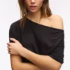 Kurzärmeliges T-Shirt mit asymmetrischem Schnitt – T-Shirts – Damen