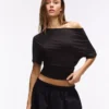 Kurzärmeliges T-Shirt mit asymmetrischem Schnitt – T-Shirts – Damen