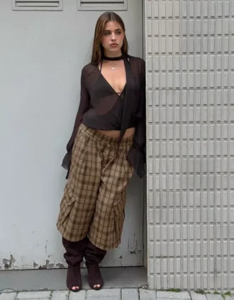 Langärmelige Bluse mit gekreuztem Schal Langärmelige Bluse mit gekreuztem Schal