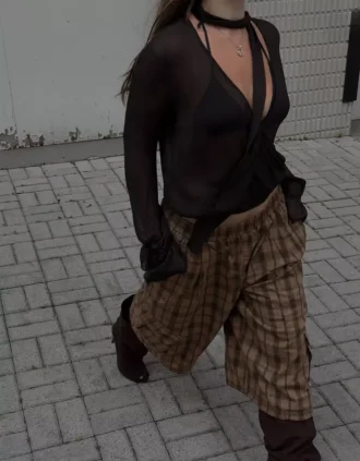 Langärmelige Bluse mit gekreuztem Schal Langärmelige Bluse mit gekreuztem Schal