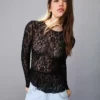 Langärmiges T-Shirt aus blonder Spitze mit Rüschen
