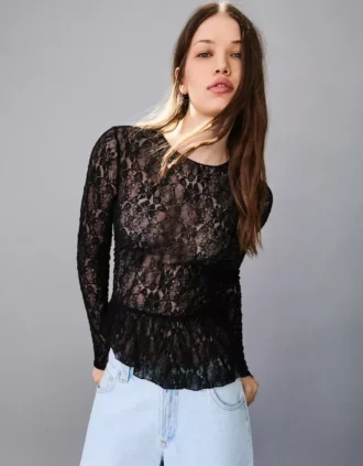 Langärmiges T-Shirt aus blonder Spitze mit Rüschen