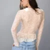 Langärmiges T-Shirt aus blonder Spitze mit Rüschen