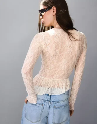 Langärmiges T-Shirt aus blonder Spitze mit Rüschen
