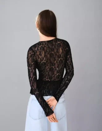 Langärmiges T-Shirt aus blonder Spitze mit Rüschen