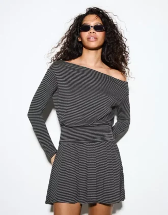 Langärmliges Minikleid mit Schärpe