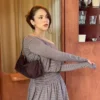 Langärmliges Minikleid mit Schärpe – Kleider und Overalls Langärmliges Minikleid mit Schärpe – Kleider und Overalls