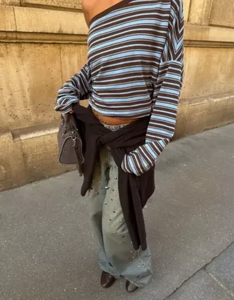 Langärmliges T-Shirt mit asymmetrischem Kragen und Aufdruck