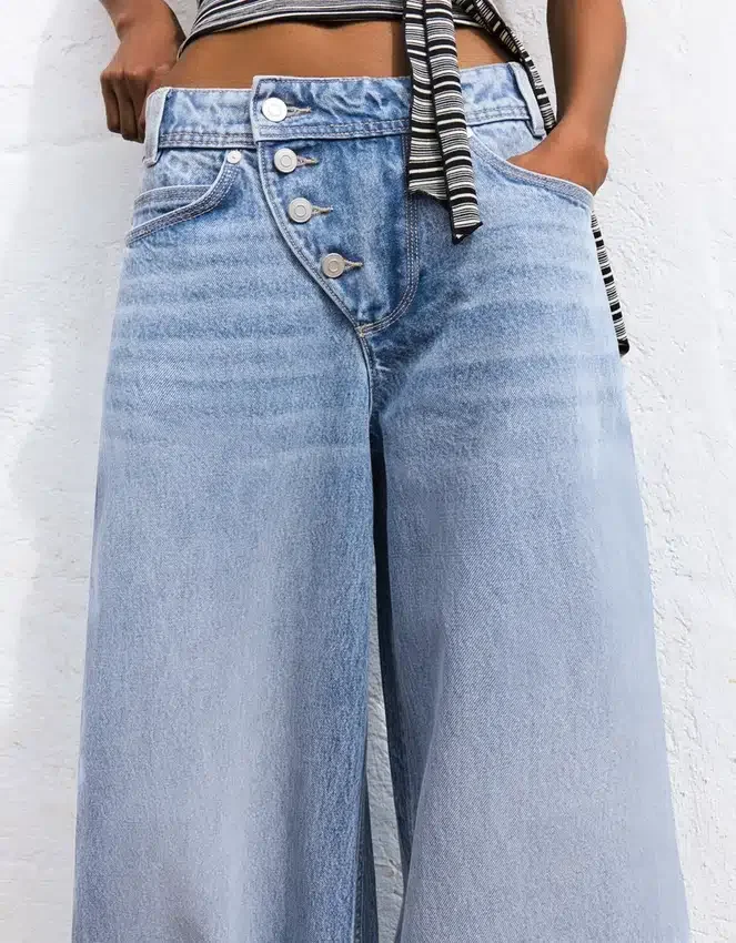 Low-Rise-Jeans mit Wide Leg und Knopfleiste vorne – Hose Low-Rise-Jeans mit Wide Leg und Knopfleiste vorne – Hose