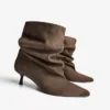 Lässige Stiefeletten mit Kitten-Heel – Stiefel und Stiefeletten