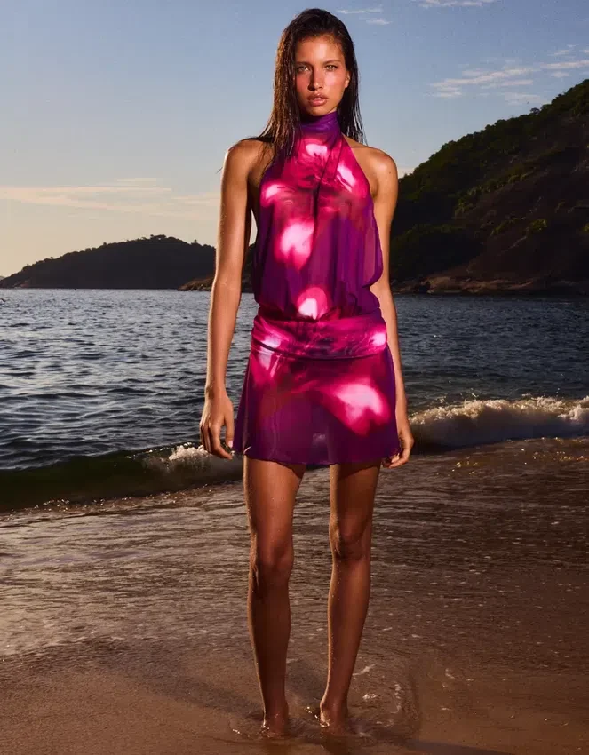 Mesh-Kleid mit offenem Rücken Mesh-Kleid mit offenem Rücken