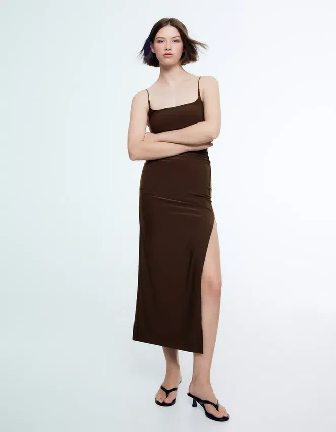 Midi-Kleid mit Rüschen und Trägern Midi-Kleid mit Rüschen und Trägern