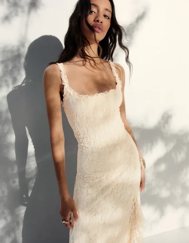 Midi-Kleid mit Spitzenbesatz Midi-Kleid mit Spitzenbesatz