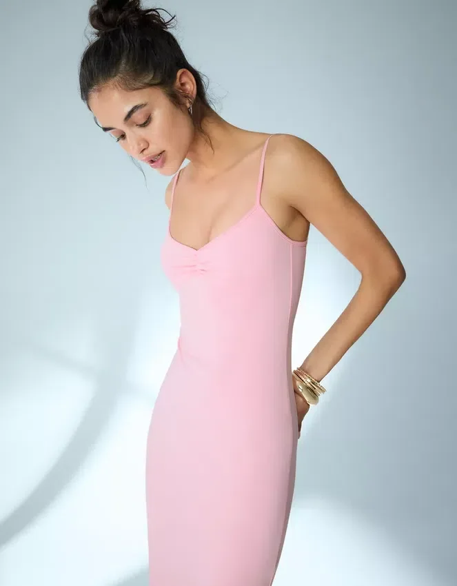 Midi-Kleid mit Trägern und Raffungen – Kleider und Overalls Midi-Kleid mit Trägern und Raffungen – Kleider und Overalls