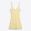 Mini-Kleid mit Blumenmuster aus Spitze Mini-Kleid mit Blumenmuster aus Spitze