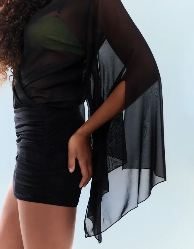 Minikleid mit Flügelärmeln Minikleid mit Flügelärmeln