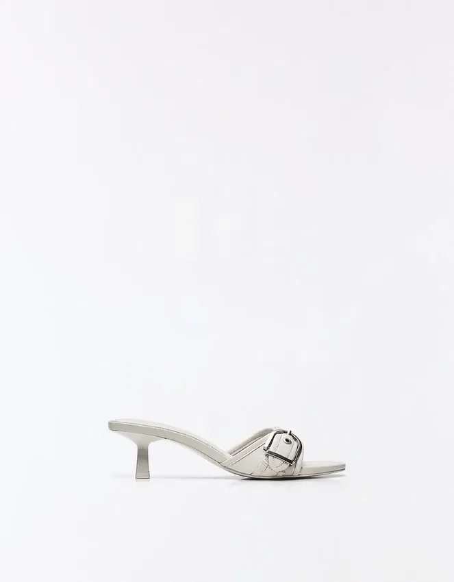 Mules mit High Heels und Schnallendetail Mules mit High Heels und Schnallendetail