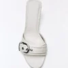 Mules mit High Heels und Schnallendetail Mules mit High Heels und Schnallendetail