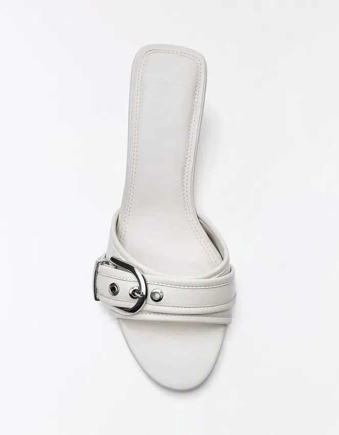 Mules mit High Heels und Schnallendetail Mules mit High Heels und Schnallendetail