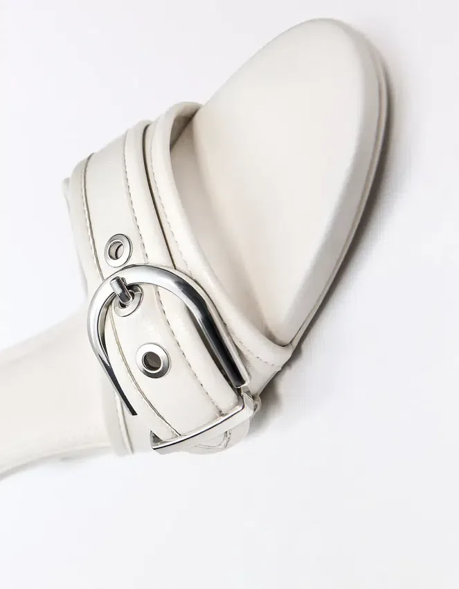 Mules mit High Heels und Schnallendetail Mules mit High Heels und Schnallendetail