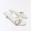 Mules mit High Heels und Schnallendetail Mules mit High Heels und Schnallendetail