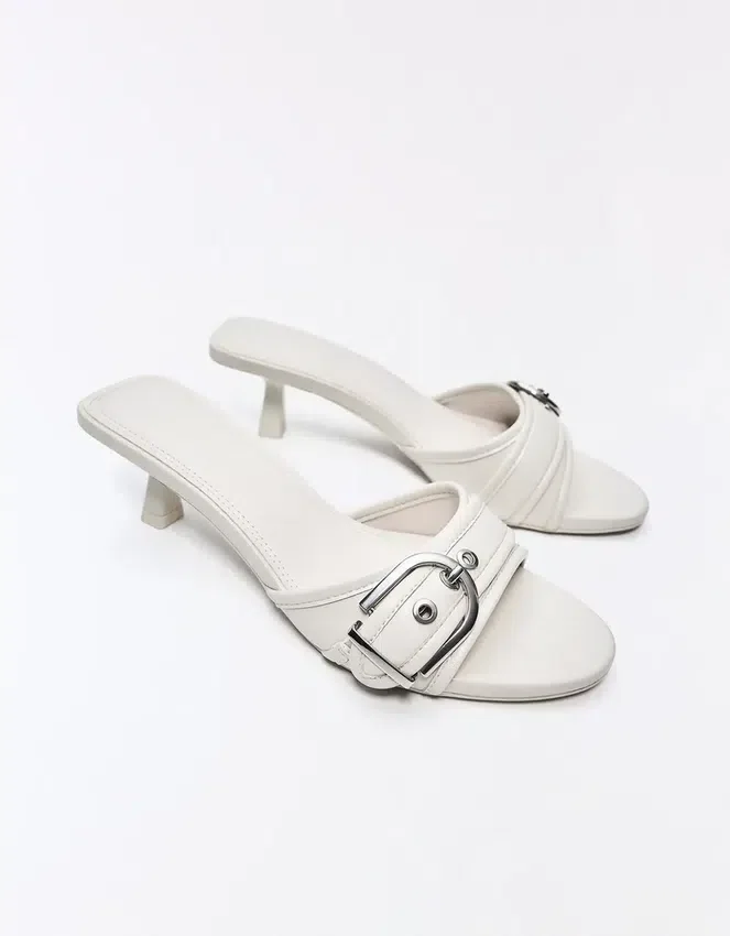 Mules mit High Heels und Schnallendetail Mules mit High Heels und Schnallendetail