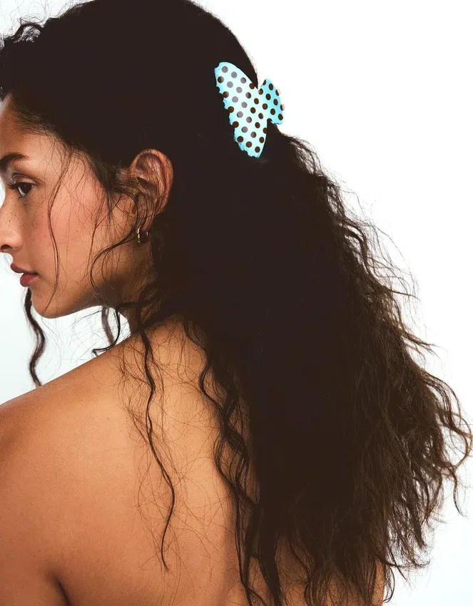 Packung mit gepunkteten Haarspangen Packung mit gepunkteten Haarspangen