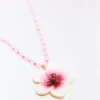 Perlenkette mit Hibiskus-Anhänger Perlenkette mit Hibiskus-Anhänger