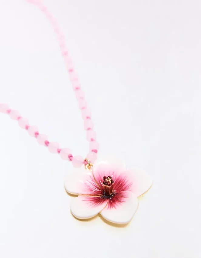 Perlenkette mit Hibiskus-Anhänger Perlenkette mit Hibiskus-Anhänger