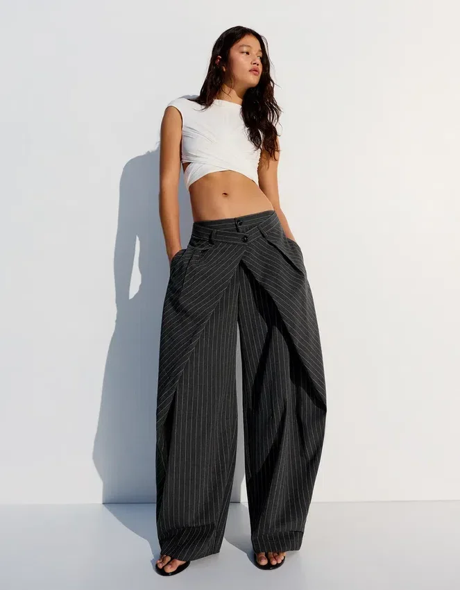 Plissee-Hose mit Doppelknopf – Hosen – Damen Plissee-Hose mit Doppelknopf – Hosen – Damen