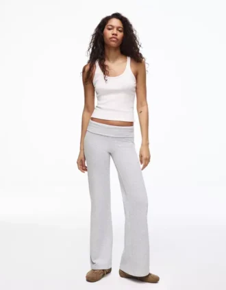 Plüsch-Hose mit ausgestelltem Bein und Aufnäher