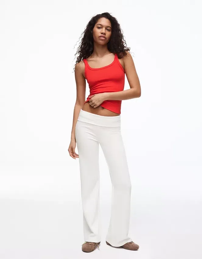 Plüsch-Hose mit ausgestelltem Bein und Aufnäher Plüsch-Hose mit ausgestelltem Bein und Aufnäher
