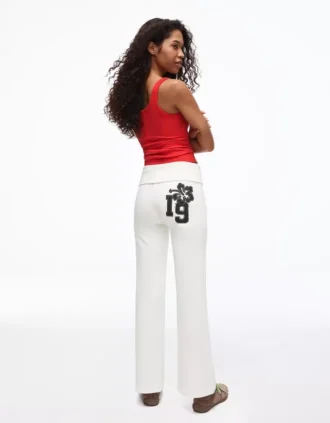 Plüsch-Hose mit ausgestelltem Bein und Aufnäher Plüsch-Hose mit ausgestelltem Bein und Aufnäher