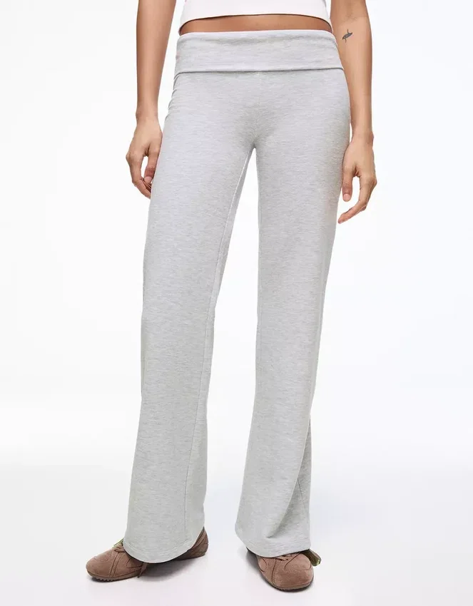 Plüsch-Hose mit ausgestelltem Bein und Aufnäher Plüsch-Hose mit ausgestelltem Bein und Aufnäher
