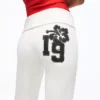 Plüsch-Hose mit ausgestelltem Bein und Aufnäher Plüsch-Hose mit ausgestelltem Bein und Aufnäher