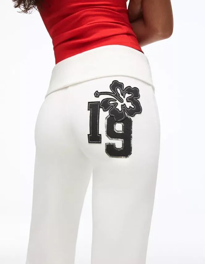 Plüsch-Hose mit ausgestelltem Bein und Aufnäher Plüsch-Hose mit ausgestelltem Bein und Aufnäher
