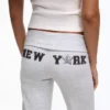 Plüsch-Hose mit ausgestelltem Bein und Aufnäher Plüsch-Hose mit ausgestelltem Bein und Aufnäher
