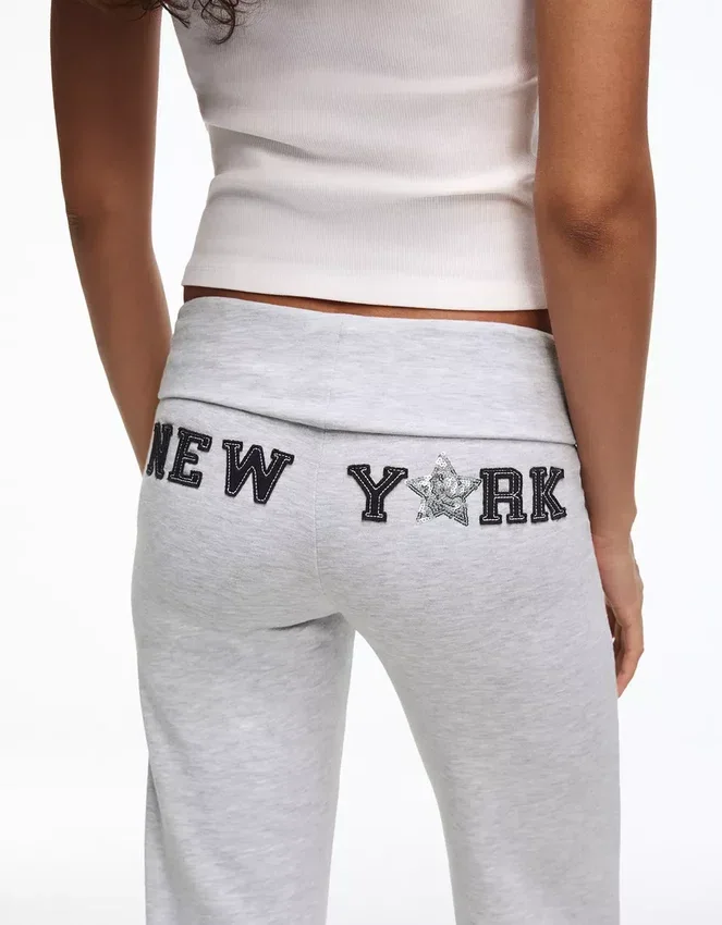 Plüsch-Hose mit ausgestelltem Bein und Aufnäher Plüsch-Hose mit ausgestelltem Bein und Aufnäher
