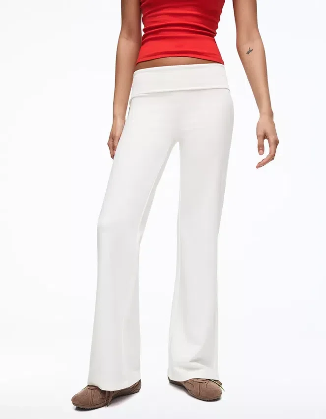Plüsch-Hose mit ausgestelltem Bein und Aufnäher Plüsch-Hose mit ausgestelltem Bein und Aufnäher