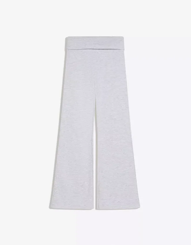 Plüsch-Hose mit ausgestelltem Bein und Aufnäher Plüsch-Hose mit ausgestelltem Bein und Aufnäher