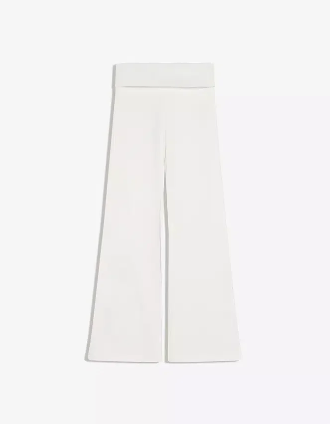 Plüsch-Hose mit ausgestelltem Bein und Aufnäher Plüsch-Hose mit ausgestelltem Bein und Aufnäher