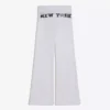 Plüsch-Hose mit ausgestelltem Bein und Aufnäher Plüsch-Hose mit ausgestelltem Bein und Aufnäher