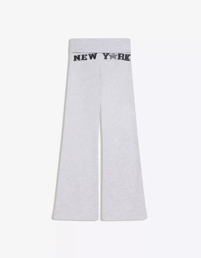 Plüsch-Hose mit ausgestelltem Bein und Aufnäher Plüsch-Hose mit ausgestelltem Bein und Aufnäher