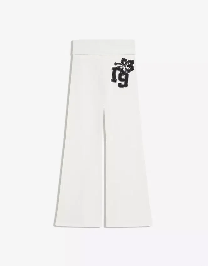Plüsch-Hose mit ausgestelltem Bein und Aufnäher Plüsch-Hose mit ausgestelltem Bein und Aufnäher