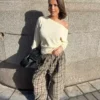 Pullover mit asymmetrischem Ausschnitt Pullover mit asymmetrischem Ausschnitt